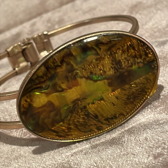 Abalone Hinged bangle Bracelet Goltone
2 1/2” - Picture 7 of 7